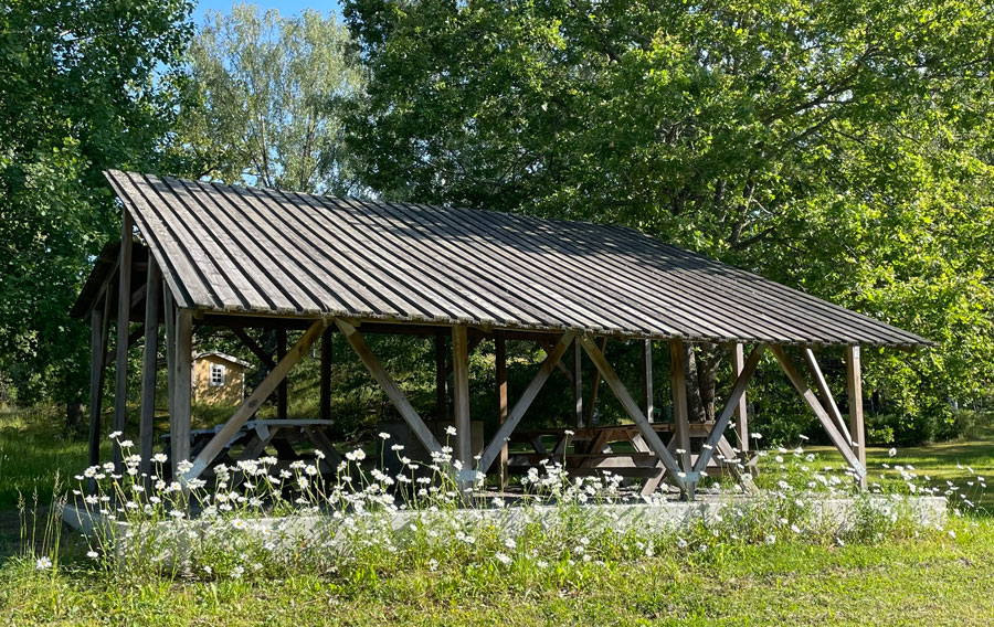 Näsuddens väderskyddade grillplats på Farstanäset, en populär samlingsplats, fotograferad 2025.