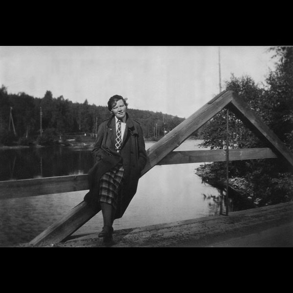 Hjördis på militärbron vid Farstanäset, 1933. Foto: Okänd