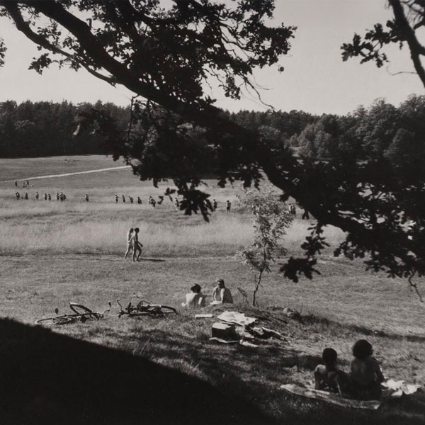 Badgäster går lemmeltåg över träskstigen från Gamla Farstabadet på Farstanäset år 1944. Foto: Karl Werner Gullers (Moderna museet, STF)