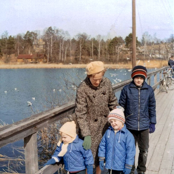 Familj på Militärbron en vinterdag på Farstanäset, 1975. Foto: Okänd
