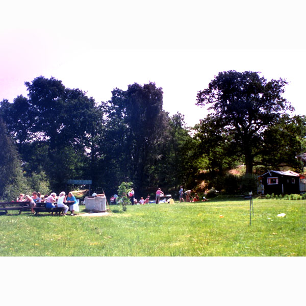 Vy över sommarfesten vid övre ängen på Farstanäset. 1990