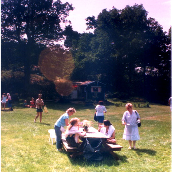 Fikande stugägare och picknickbord vid Farstanäsets stugförening. 1990