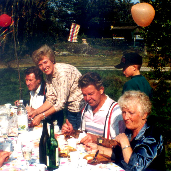 Fikande stugägare och picknickbord vid Farstanäsets stugförening. 1990