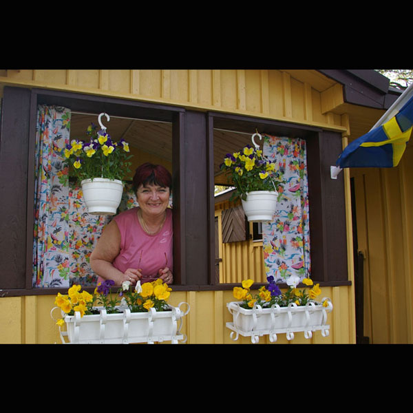 Ursula i sin charmiga gula stuga. 2010. Foto: Okänd