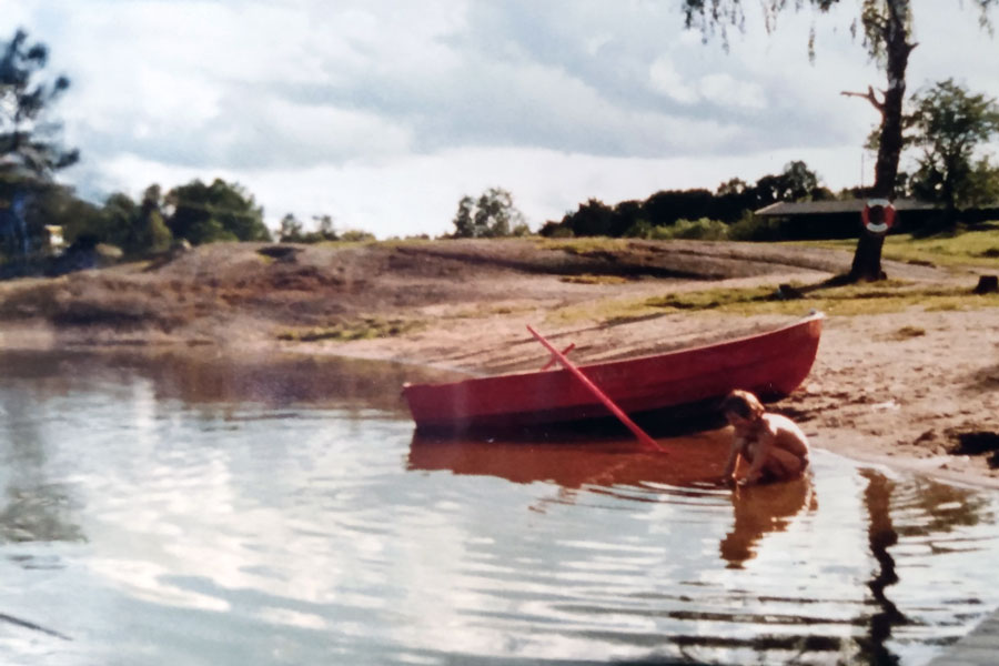Barnbadet vid Farstanäset med båt i bild, 1985