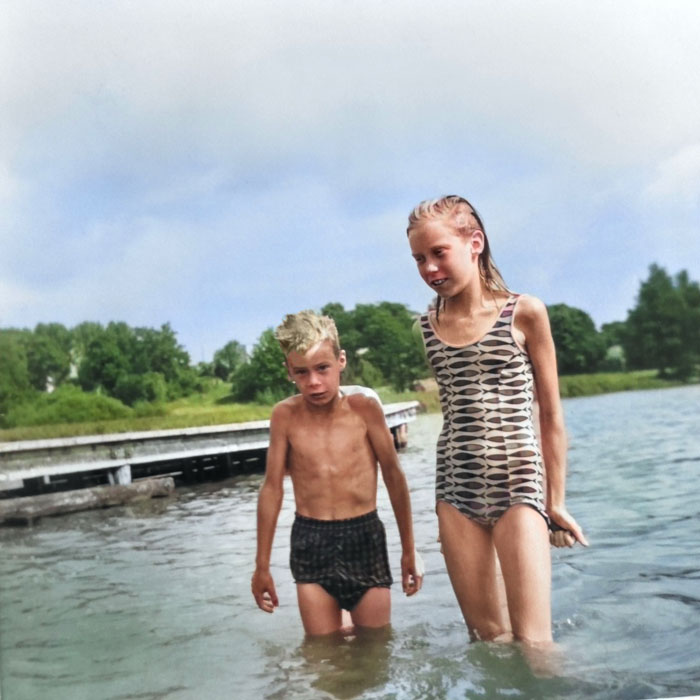 Lena Karlsson Ivervall badar med lillebror Ulf vid Farstanäset, 1960-talet