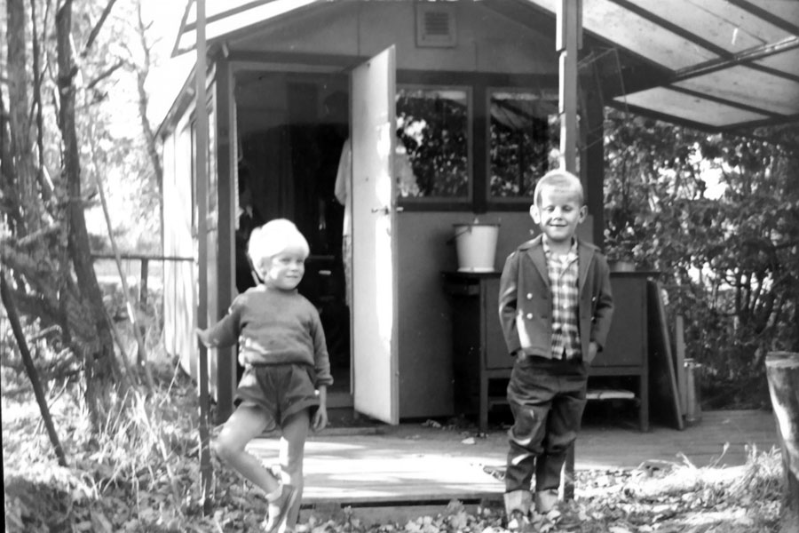 Barn vid stugan. Farstanäset 1960-tal