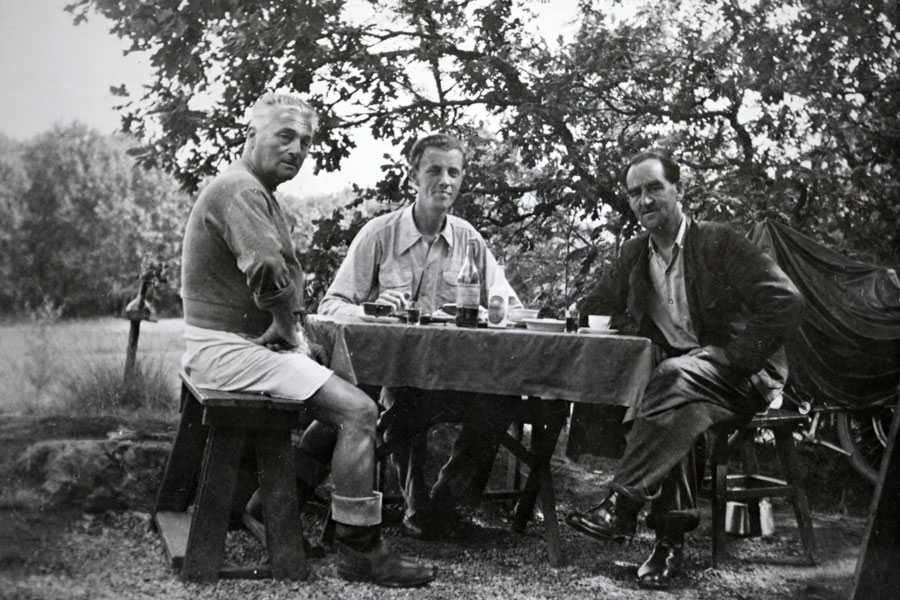 Stuga 16 cirka 1956: Leif Kondrup i mitten; till vänster Albin, till höger Elis Svanberg — fika hos Elis. På ängen bakom ligger grillplatsen idag.