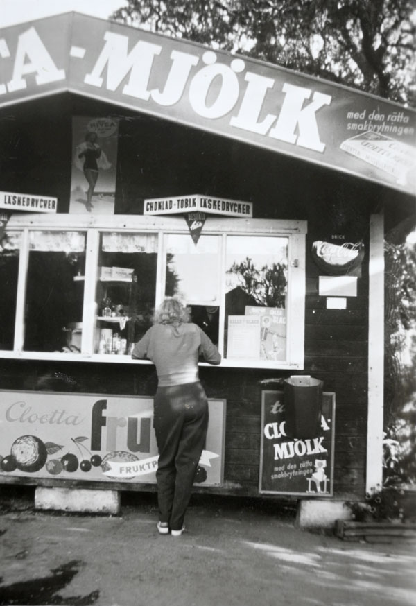 Cirka 1954: Ingrid Kondrup handlar i Roffes kiosk på Farstanäset.