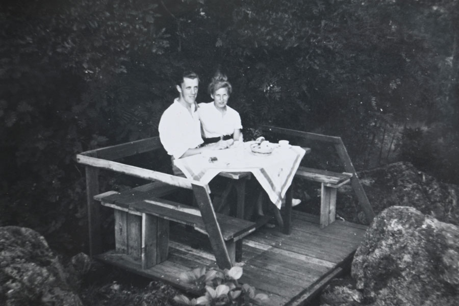 Troligen 1955: Leif och Ingrid Kondrup tar kafferast på altanen som Leif byggt på berget utanför stugan.