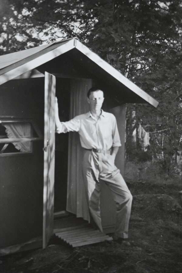 Sommaren 1955: Leif Kondrup vid sin nybyggda stuga på Farstanäset.