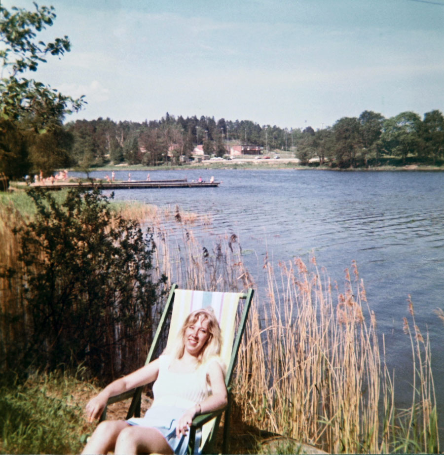 Sonia Gustafsson solar på Farstanäset.